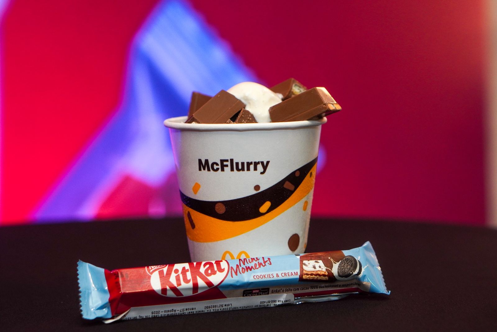 KitKat lanza Mini Moments Cookies & Cream y renueva la experiencia del McFlurry de McDonald’s